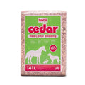 Front of PetsPick Red Cedar Bedding package with a green label and 141 L usable volume.