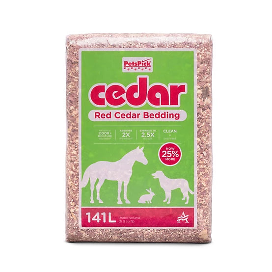 Front of PetsPick Red Cedar Bedding package with a green label and 141 L usable volume.
